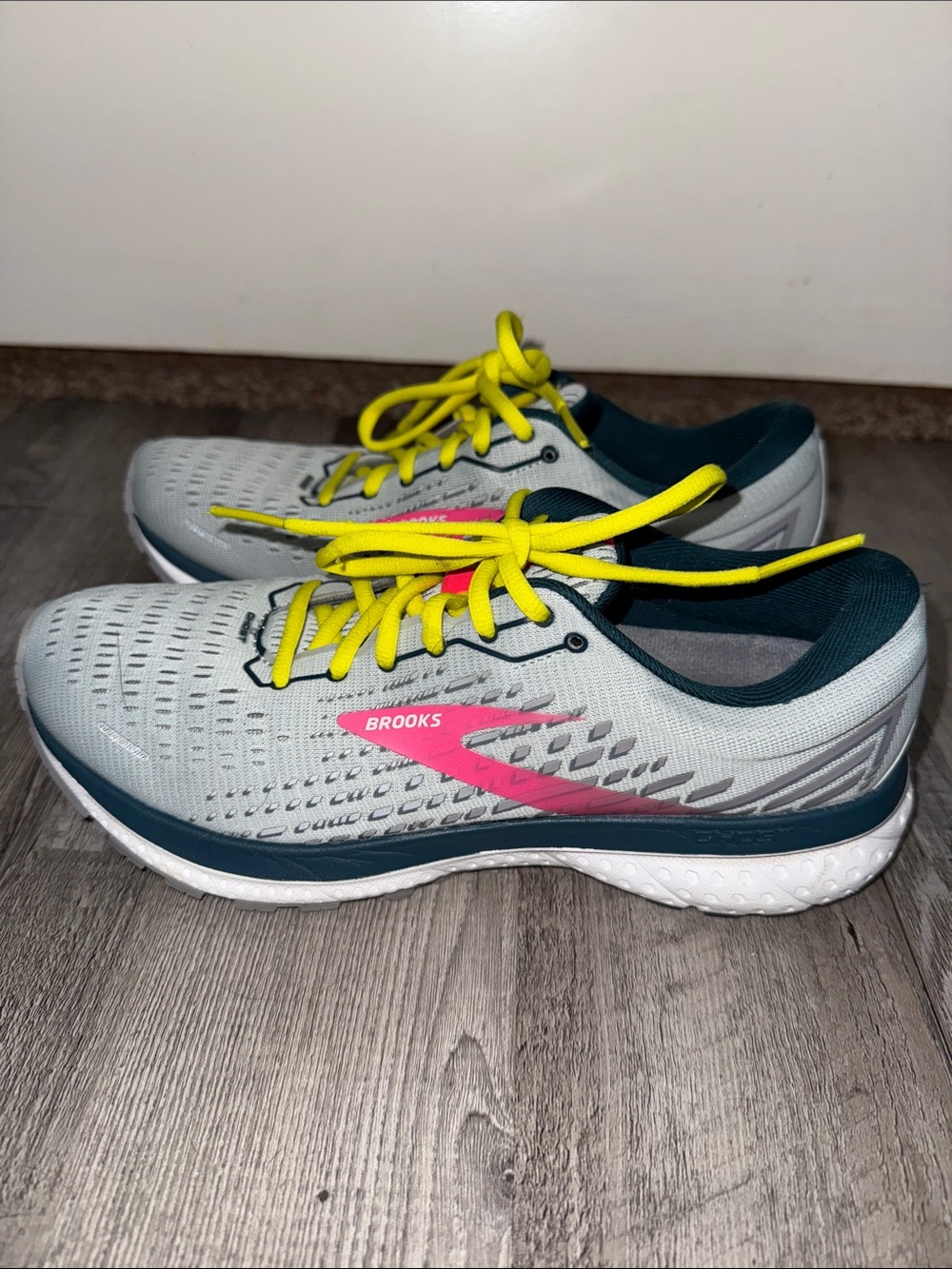 Brooks Women's Light Gray Running Shoes with Pink Logo and Yellow Laces